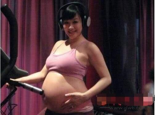 鐘麗緹真的是不要命了，看了這個孕肚，網友：這是要嚇死誰呀！ 