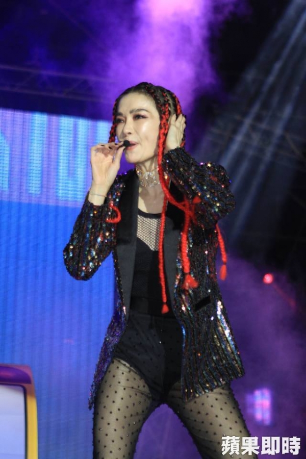 謝金燕「留台嗨唱跨年」還被嫌！假粉酸嗆：「早就看膩了！」事後18字回應「同時宣布考慮退出」！