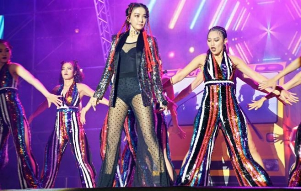 謝金燕「留台嗨唱跨年」還被嫌！假粉酸嗆：「早就看膩了！」事後18字回應「同時宣布考慮退出」！
