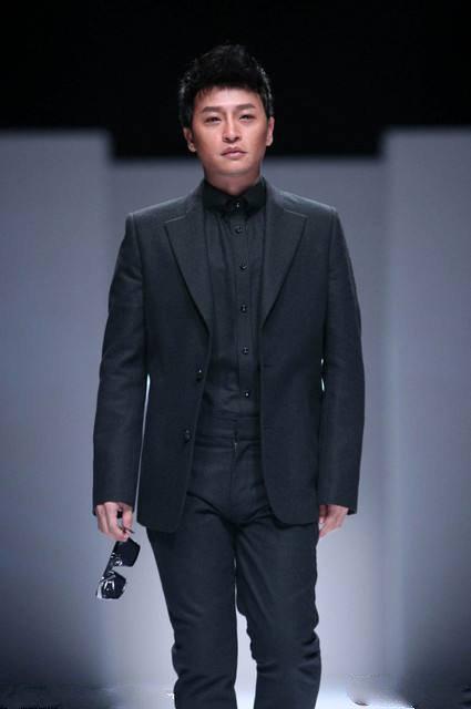 「小虎隊」陳志朋終於變正常了！自爆之前會奇裝異服都是為了「他」