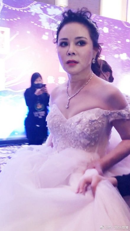 當阿嫲了還難麼索！孫儷凍齡混血媽媽近照曝光，超吸精五官驚艷網民狂讚美！