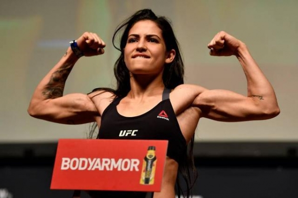 UFC格鬥女選手遇搶劫，「兩拳對方ＫＯ倒地」！小偷跪在地上，哀求路人趕快報警！