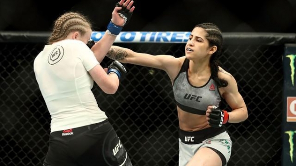 UFC格鬥女選手遇搶劫，「兩拳對方ＫＯ倒地」！小偷跪在地上，哀求路人趕快報警！