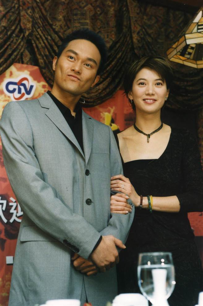 【模範夫妻要離婚了?!】張智霖PO文曝與老婆「分道揚鑣」嚇到粉絲,袁詠儀無奈說出真相！