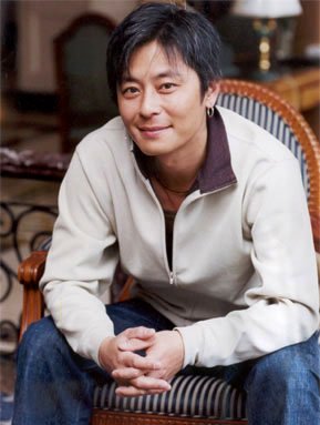 55歲王傑落魄近照， 妻離子散初戀亡，兒子陌生似路人，真的一無所有 !... 