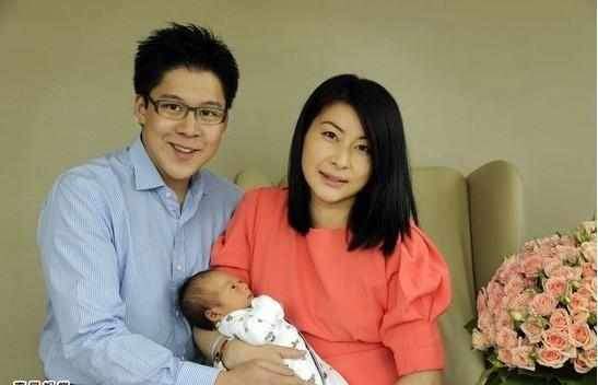 港媒曝郭晶晶與霍啟剛離婚？女方淨身出戶？如今郭晶晶正式回應，網友看後直呼：一針見血
