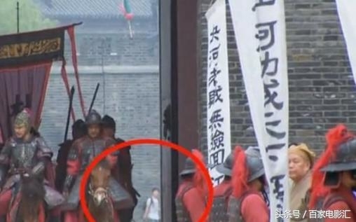 5個「不知導演是智商太低還是故意」的超爆笑穿幫鏡頭。#3 用石頭就把飛機打下來？！ 