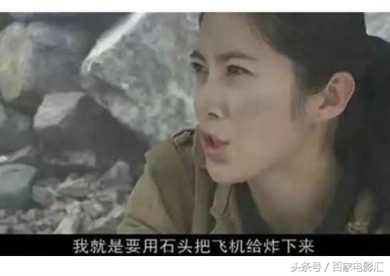 5個「不知導演是智商太低還是故意」的超爆笑穿幫鏡頭。#3 用石頭就把飛機打下來？！ 