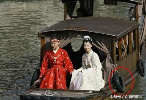 5個「不知導演是智商太低還是故意」的超爆笑穿幫鏡頭。#3 用石頭就把飛機打下來？！ 