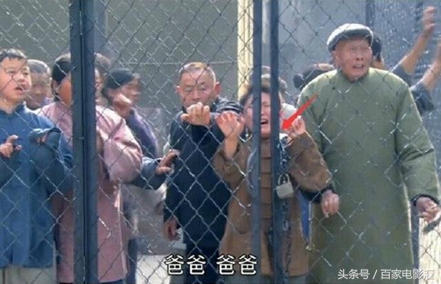 5個「不知導演是智商太低還是故意」的超爆笑穿幫鏡頭。#3 用石頭就把飛機打下來？！ 