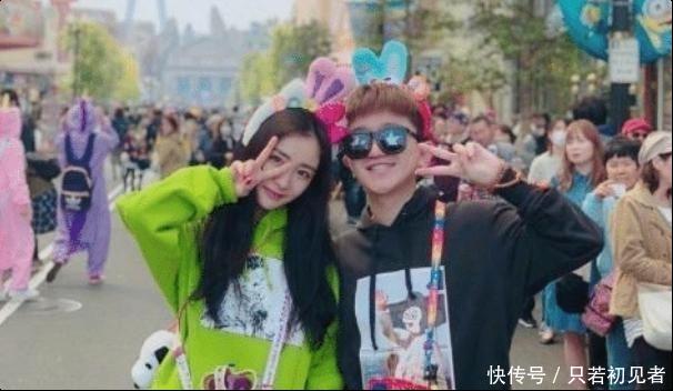 楊冪穿情侶裝現身日本，男伴大家都認識，網友紛紛送上祝福！