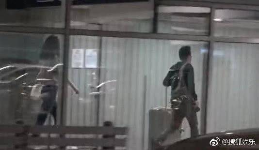 【暴脾氣爆發】熊黛林在機場被老公惹怒，暴脾氣發作竟抬腿就是一腳！網友: 難怪郭富城受不了