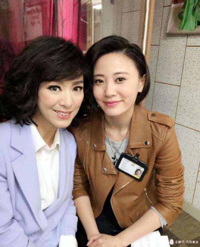 被米雪驚艷到了，燙波波頭卷髮減齡了十來歲，網友：早該選這款髮型了~
