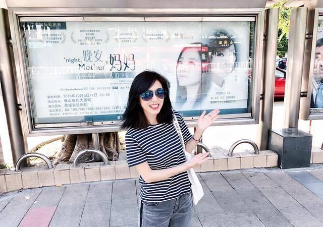 被米雪驚艷到了，燙波波頭卷髮減齡了十來歲，網友：早該選這款髮型了~