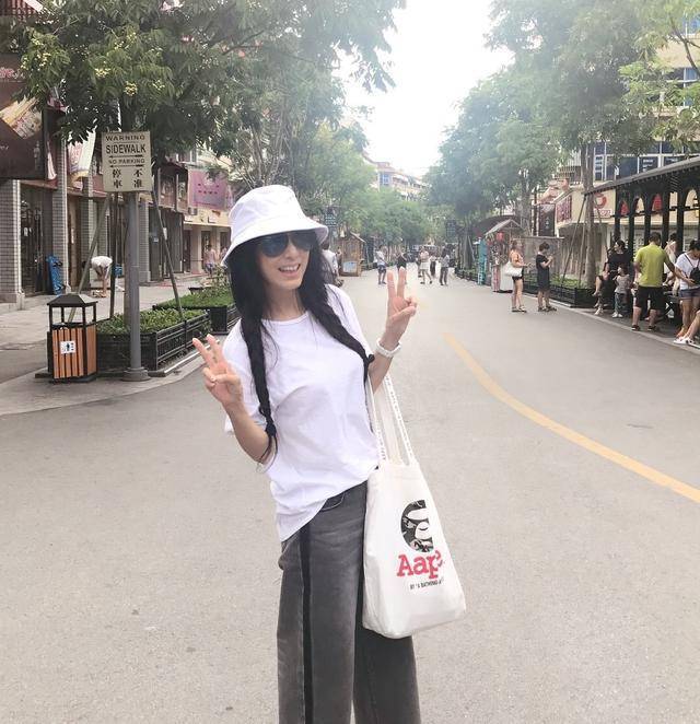被米雪驚艷到了，燙波波頭卷髮減齡了十來歲，網友：早該選這款髮型了~