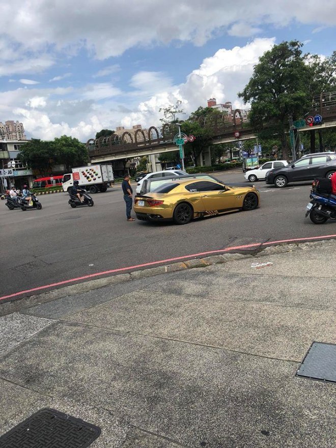 「金海神」遭Volvo硬撞！正妹車主起底， 竟月入156萬　驚人身分曝光