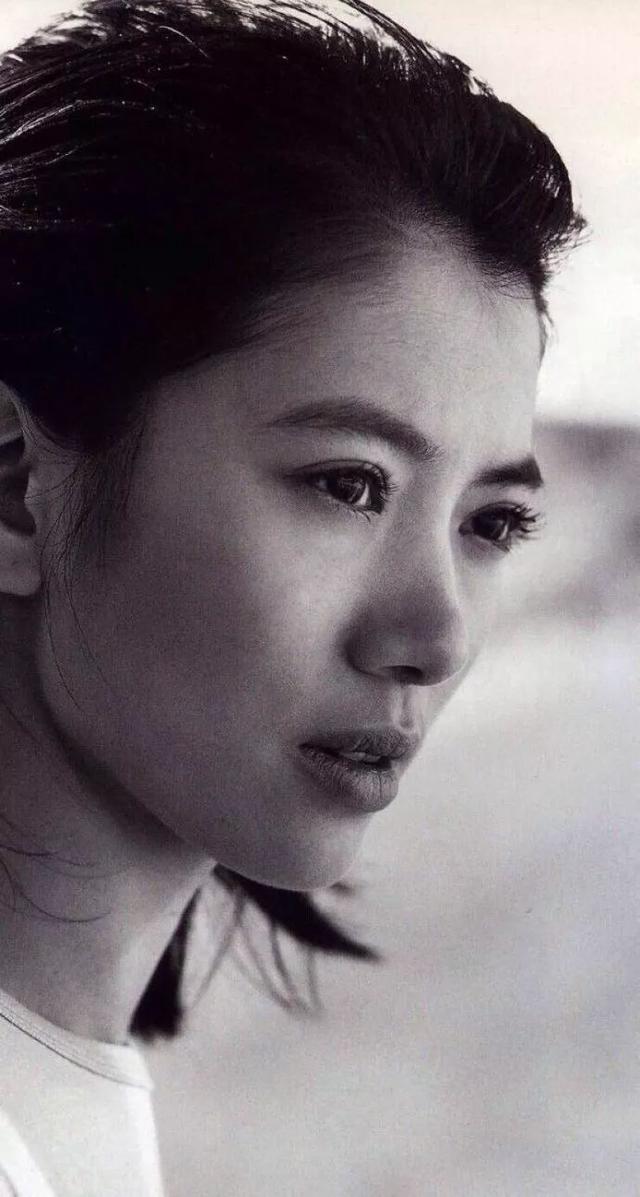  47歲袁詠儀長髮不輸小20歲的吳千語，網友：靚靚不是白叫的，真的美！