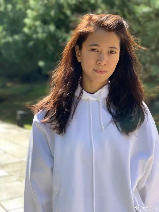  47歲袁詠儀長髮不輸小20歲的吳千語，網友：靚靚不是白叫的，真的美！