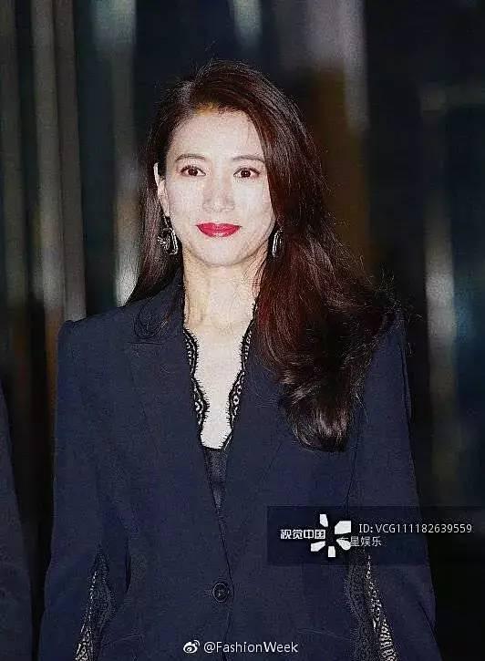  47歲袁詠儀長髮不輸小20歲的吳千語，網友：靚靚不是白叫的，真的美！