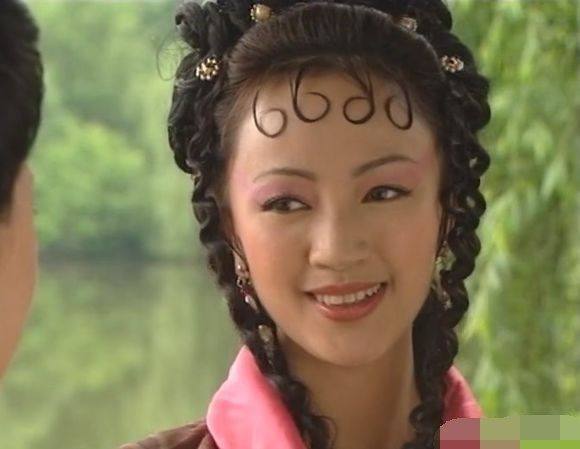 27歲一夜成名，結婚時王菲給她當伴娘，如今44歲掌管半個娛樂圈！ 