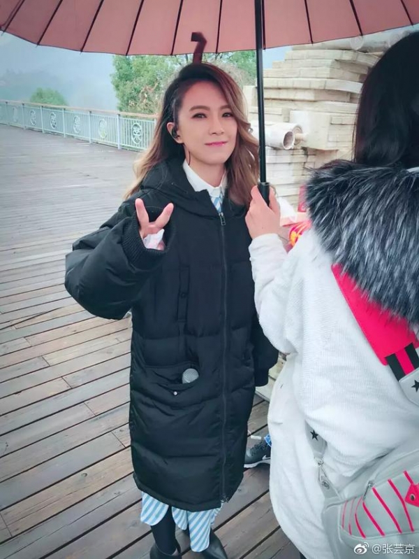 還記得消失很久的張芸京嘛！她近照讓粉絲「很失望」，因為美到讓人認不出來！還多了一個「女兒」?！ 