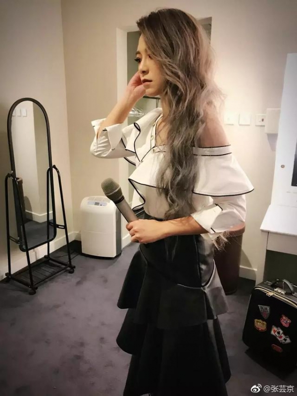 還記得消失很久的張芸京嘛！她近照讓粉絲「很失望」，因為美到讓人認不出來！還多了一個「女兒」?！ 
