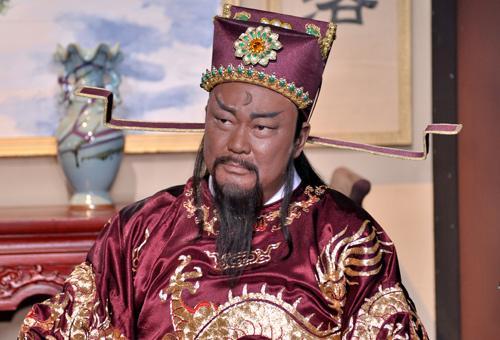 他演了「700集包青天」深植人心，如今66歲疾病纏身，與妻子「膝下無子」恩愛如初！ 