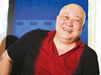 他演了「700集包青天」深植人心，如今66歲疾病纏身，與妻子「膝下無子」恩愛如初！ 