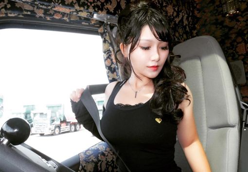 老司機發車！豪乳萌妹開貨車　「水蛇腰配頭燈」網友大失血 