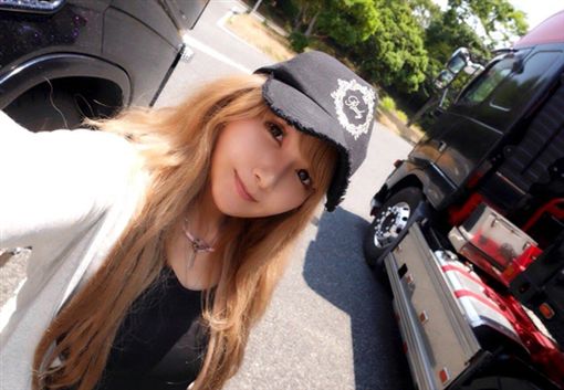 老司機發車！豪乳萌妹開貨車　「水蛇腰配頭燈」網友大失血 