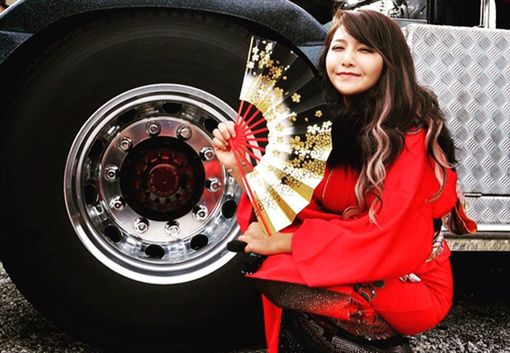老司機發車！豪乳萌妹開貨車　「水蛇腰配頭燈」網友大失血 