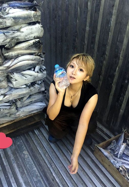 老司機發車！豪乳萌妹開貨車　「水蛇腰配頭燈」網友大失血 