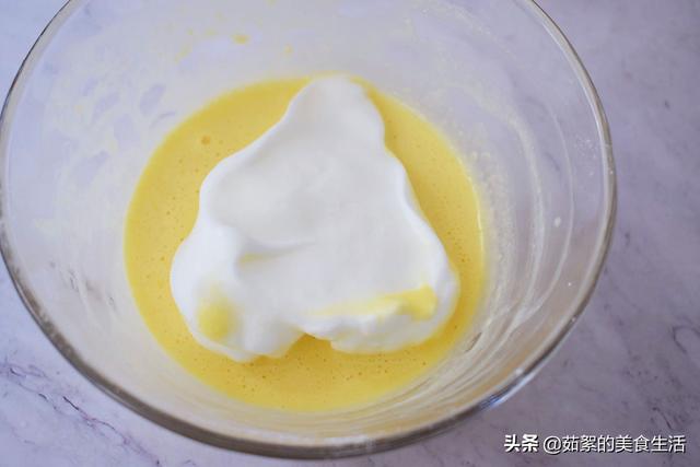 這才是酸奶蛋糕正確的做法，不塌不陷，綿潤柔軟，一次就成功