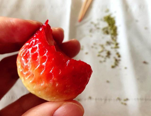 「強迫症」吃貨都是牛人，橘子白絡全撕光，火龍果籽擺出郭德綱！