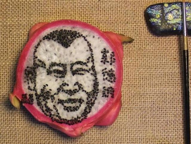 「強迫症」吃貨都是牛人，橘子白絡全撕光，火龍果籽擺出郭德綱！
