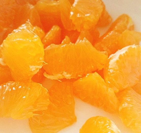 「強迫症」吃貨都是牛人，橘子白絡全撕光，火龍果籽擺出郭德綱！