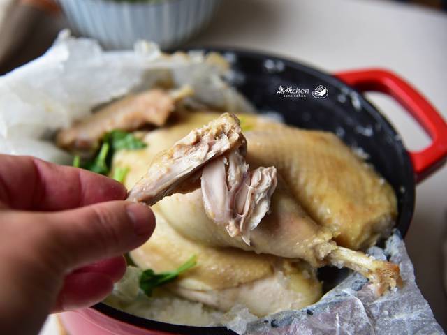 古法鹽焗雞鮮香入味，比鋒味做法簡單省事很多，時間就是它的秘方
