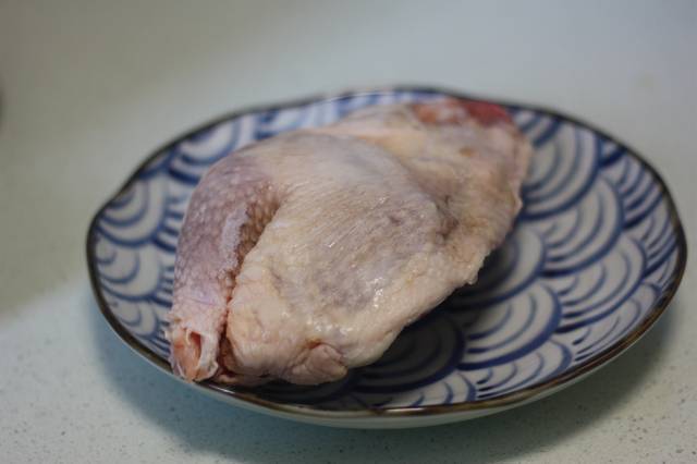 古法鹽焗雞鮮香入味，比鋒味做法簡單省事很多，時間就是它的秘方