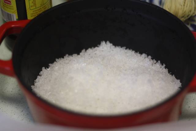 古法鹽焗雞鮮香入味，比鋒味做法簡單省事很多，時間就是它的秘方