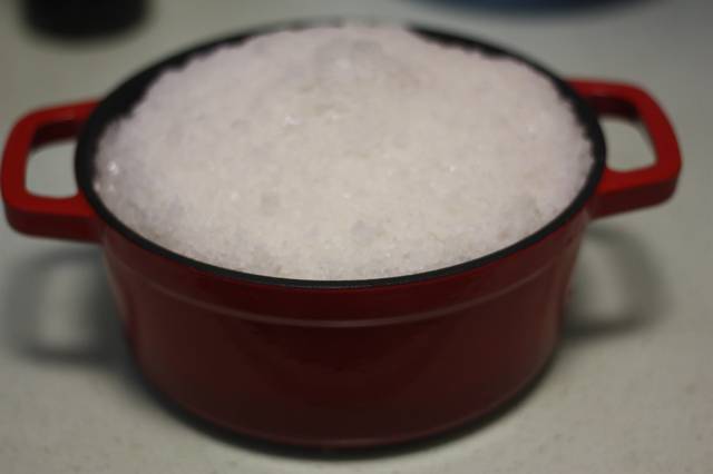 古法鹽焗雞鮮香入味，比鋒味做法簡單省事很多，時間就是它的秘方