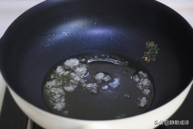 別總吃排骨了，它價格是排骨的一半，這樣做，吃著比排骨還過癮
