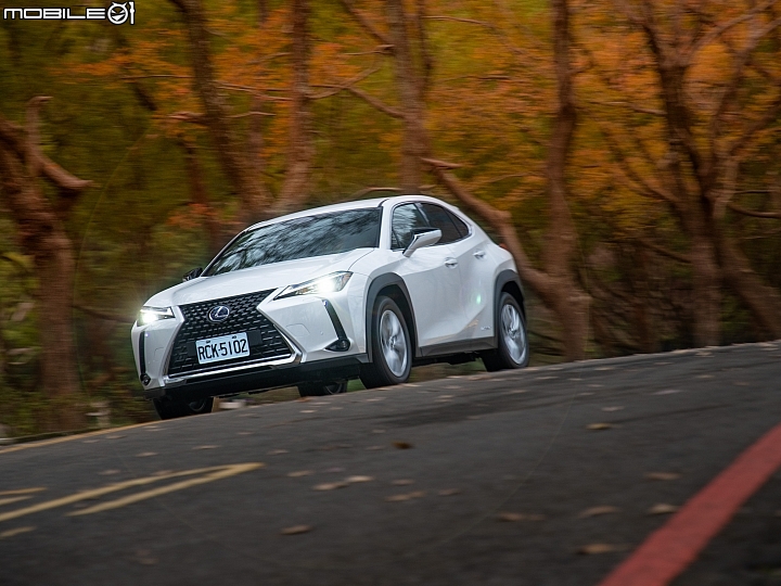 Lexus UX250h 跨界油電新貴報到！目標直指新興頂客消費族群！