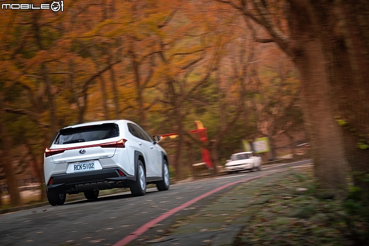 Lexus UX250h 跨界油電新貴報到！目標直指新興頂客消費族群！