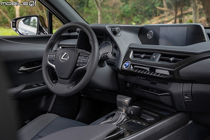 Lexus UX250h 跨界油電新貴報到！目標直指新興頂客消費族群！