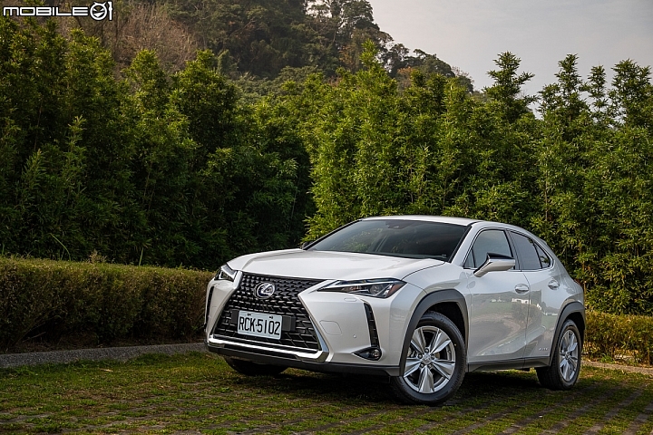 Lexus UX250h 跨界油電新貴報到！目標直指新興頂客消費族群！