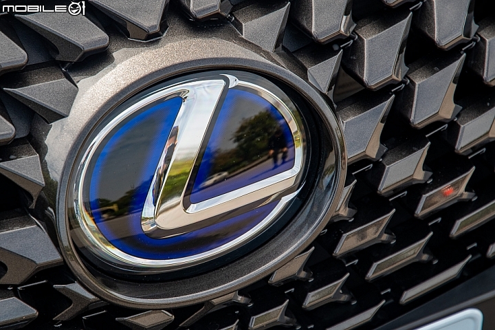 Lexus UX250h 跨界油電新貴報到！目標直指新興頂客消費族群！