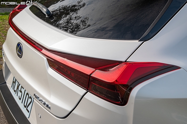 Lexus UX250h 跨界油電新貴報到！目標直指新興頂客消費族群！