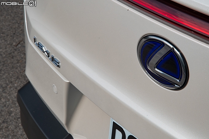Lexus UX250h 跨界油電新貴報到！目標直指新興頂客消費族群！