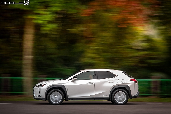Lexus UX250h 跨界油電新貴報到！目標直指新興頂客消費族群！