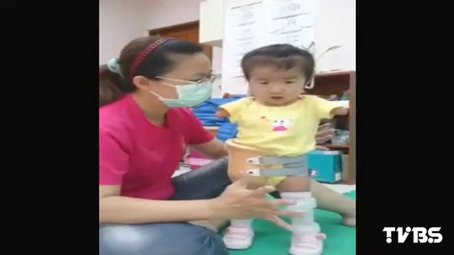 5歲單腳天使笑容催淚！四肢剩左腿「盼上學沒人說奇怪」 「與父相依為命」賣米線淚謝暖心客 